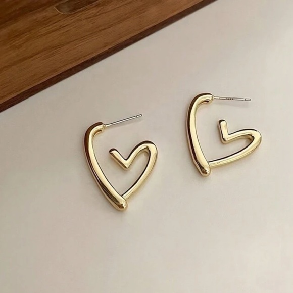 Heart gold hoop earrings - Picture 4 of 8